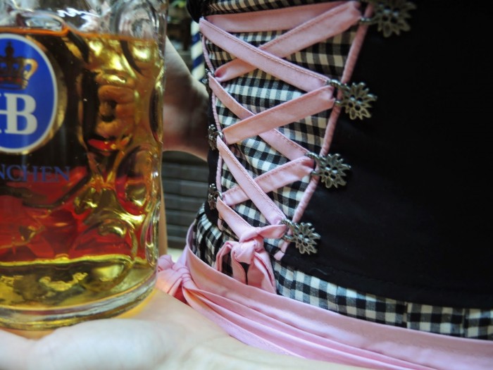 Kreuzbindung am Dirndl im Detail