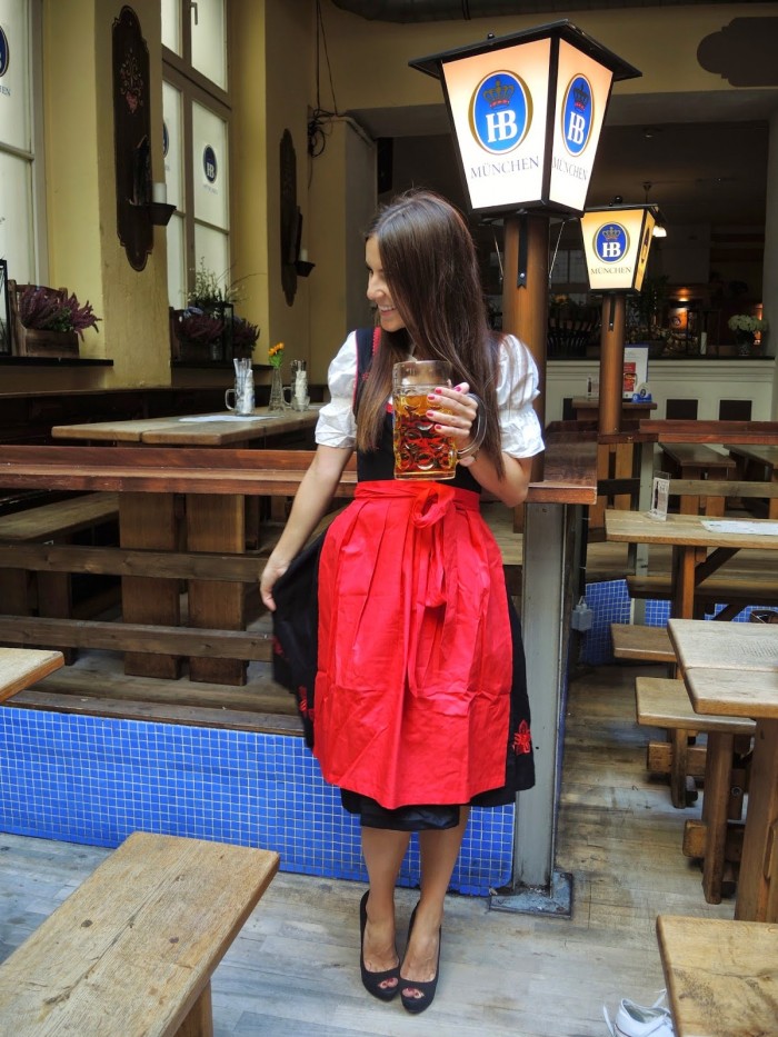 Schwarzes Dirndl mit roter Schürze