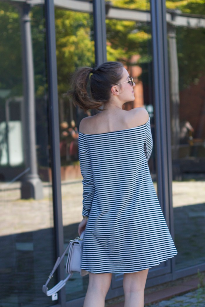 gestreiftes Kleid
