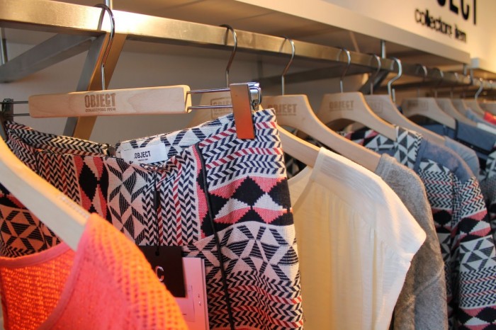 Diverse Kleidungsstücke im Showroom von Object