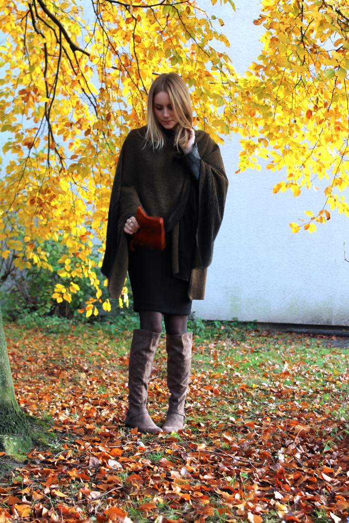 Brown cape and brown overknees