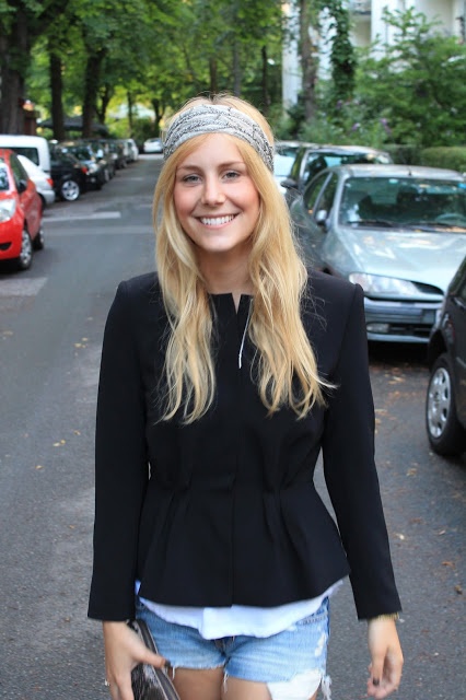 Schwarzer Blazer kombiniert zu einer Jeans Hotpants