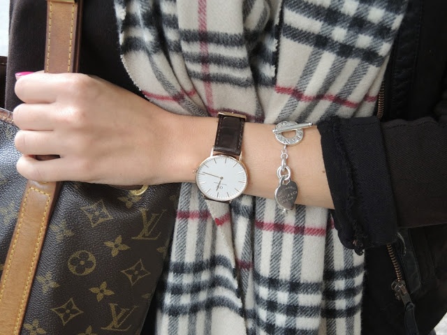 Braune Uhr von Daniel Wellington und silbernes Armband Tiffany & Co.