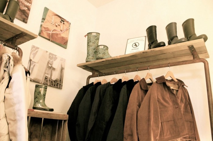 Kleidung und Schuhe von Aigle auf dem Pressday in Hamburg