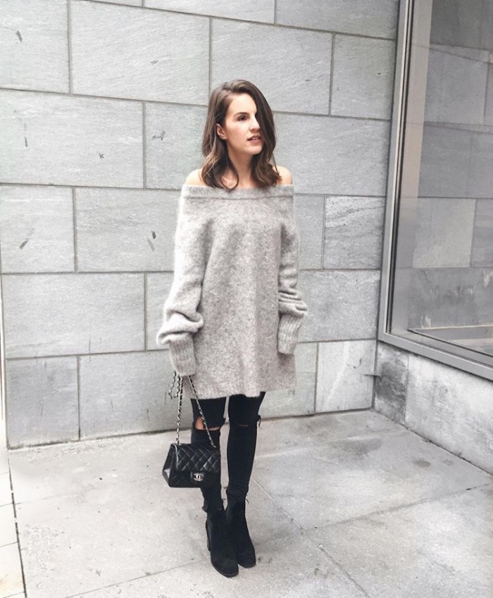 Grauer langer Pullover, schwarze Hose