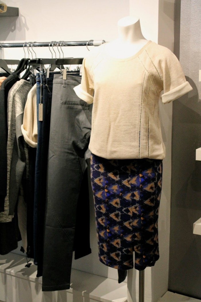 Weißes Oberteil und gemusterter Rock