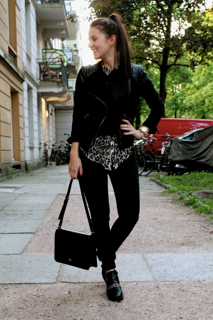 Schwarze Lederjacke und schwarze Hose