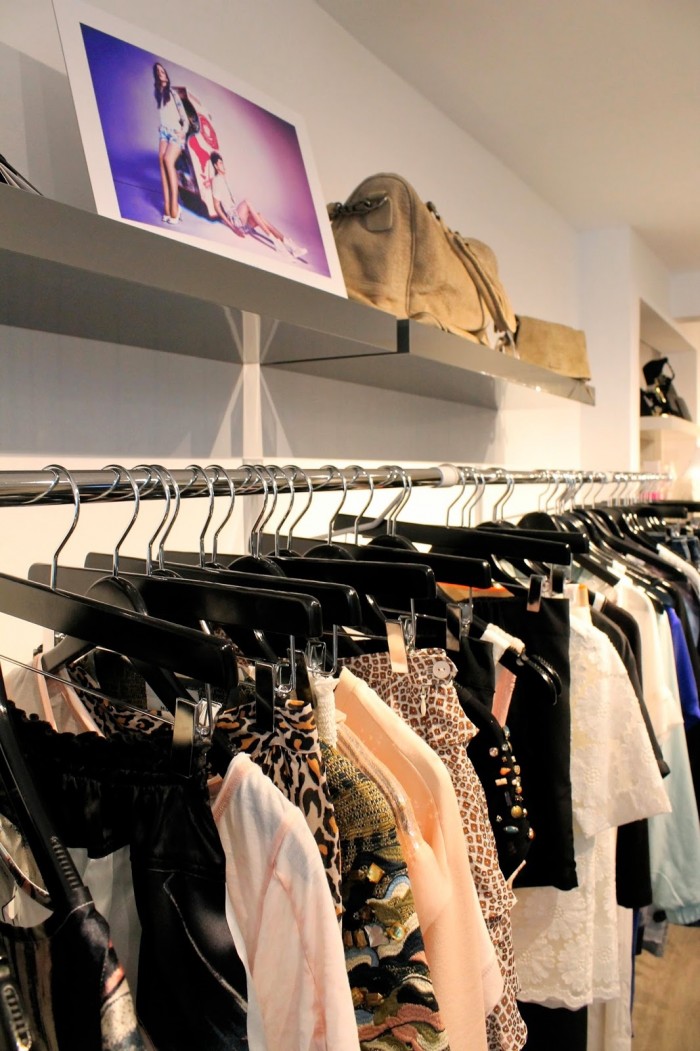 Diverse Kleidungsstücke bei Pure Glow