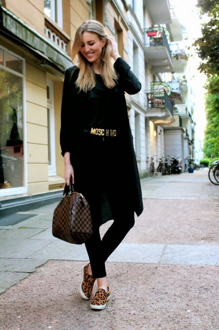 Schwarze Hose und Schuhe in Leopardenoptik