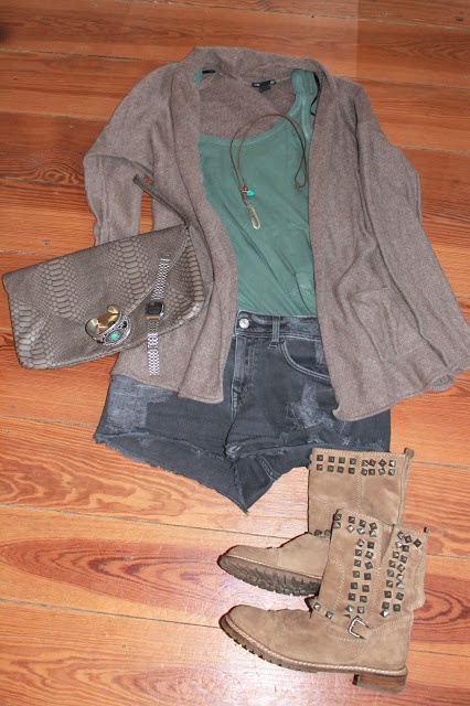 Brauner Cardigan mit türkisem Basicshirt und Jeansshorts