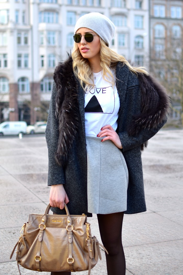 Miu Miu Tasche, grauer Rock, Mütze von Cos