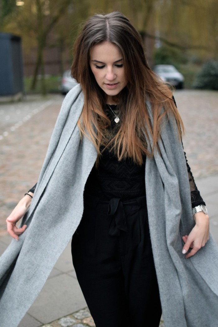 Grauer Schal von Weekday