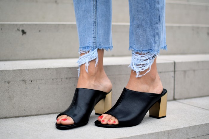 mules mit goldenem Absatz