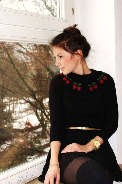 Schwarzer Pullover mit Erdbeermuster von Urban Outfitters