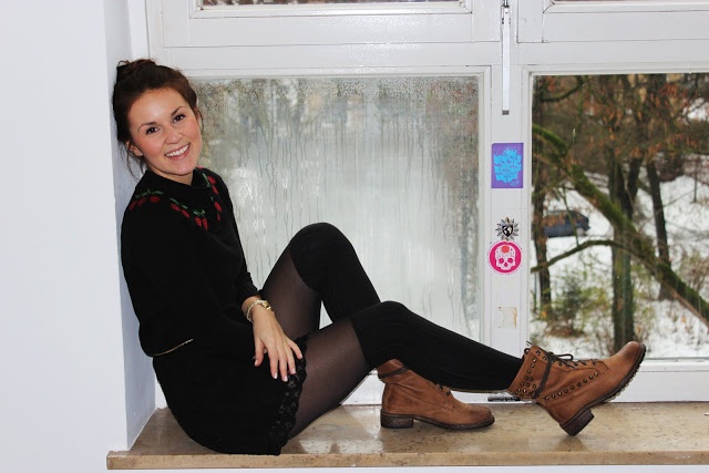 Braune Stiefel mit Nieten von Via Roma