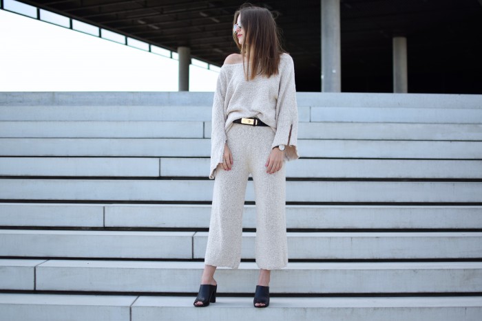 schwarze mules mit jumpsuit