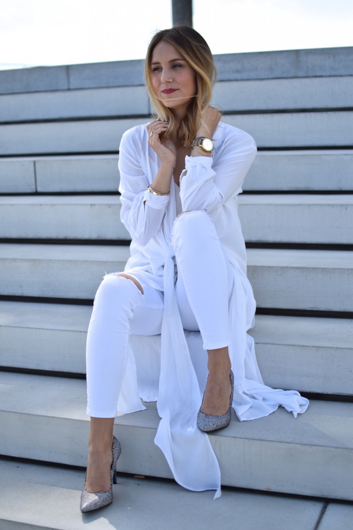 all in white look mit silbernen pumps