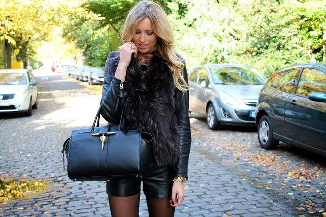 Schwarze Lederjacke kobminiert mit schwarzen shorts