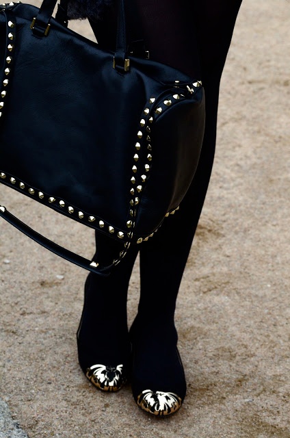 Schwarze Schuhe mit Metallspitze von Zara