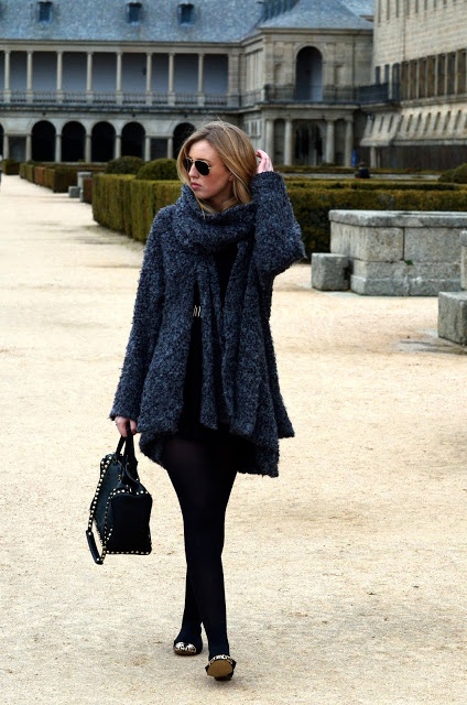 Schwarze Tasche mit Nieten von Zara