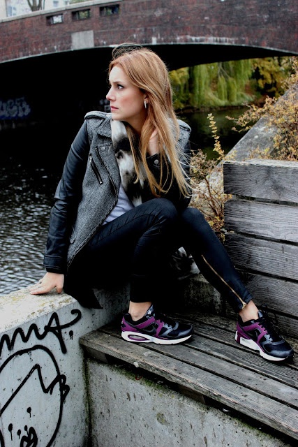 Schwarz violette Sportschuhe