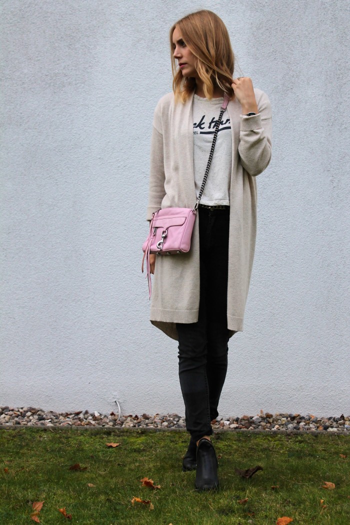 langer beigefarbener cardigan
