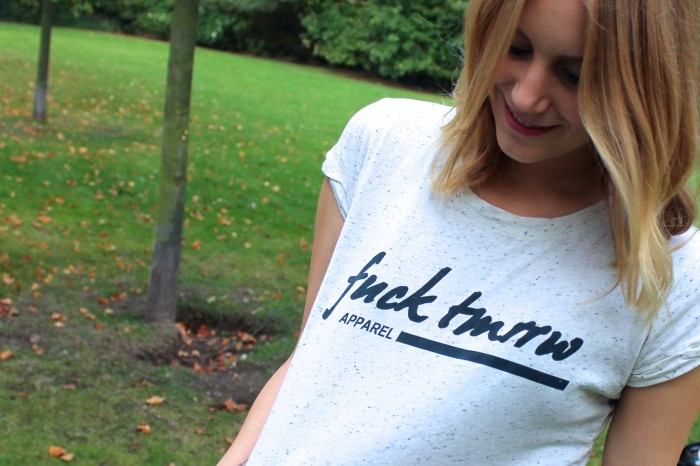 weißes shirt mit schriftzug