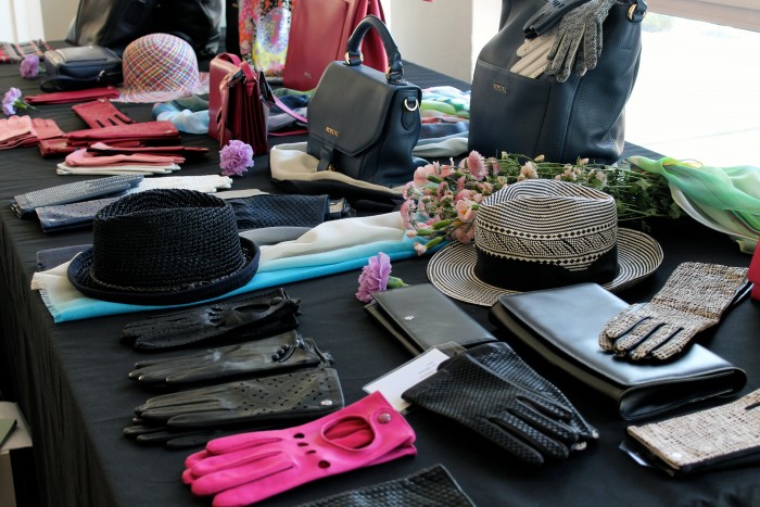 verschiedene hüte und handschuhe