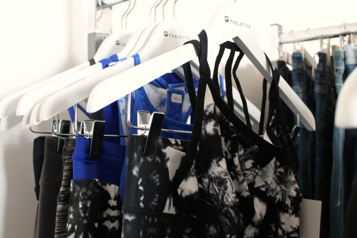 verschiedene kleider in blau und schwarz