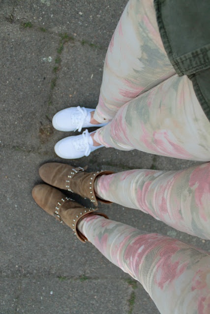 weiße sneakers und braune boots