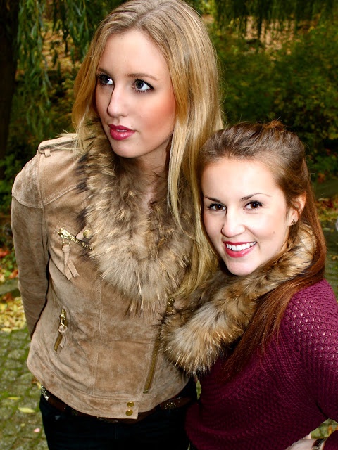 Blondes model mit beigefarbener jacke und brünettes model im dunkelroten pullover