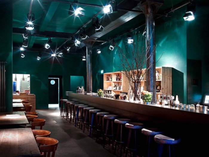 Restaurant Walon und Rosetti, Barhocker, türkise Wände, Theke